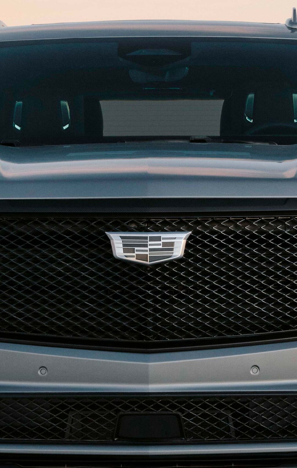Parrilla en color plata de Cadillac Escalade 2024, camioneta de lujo